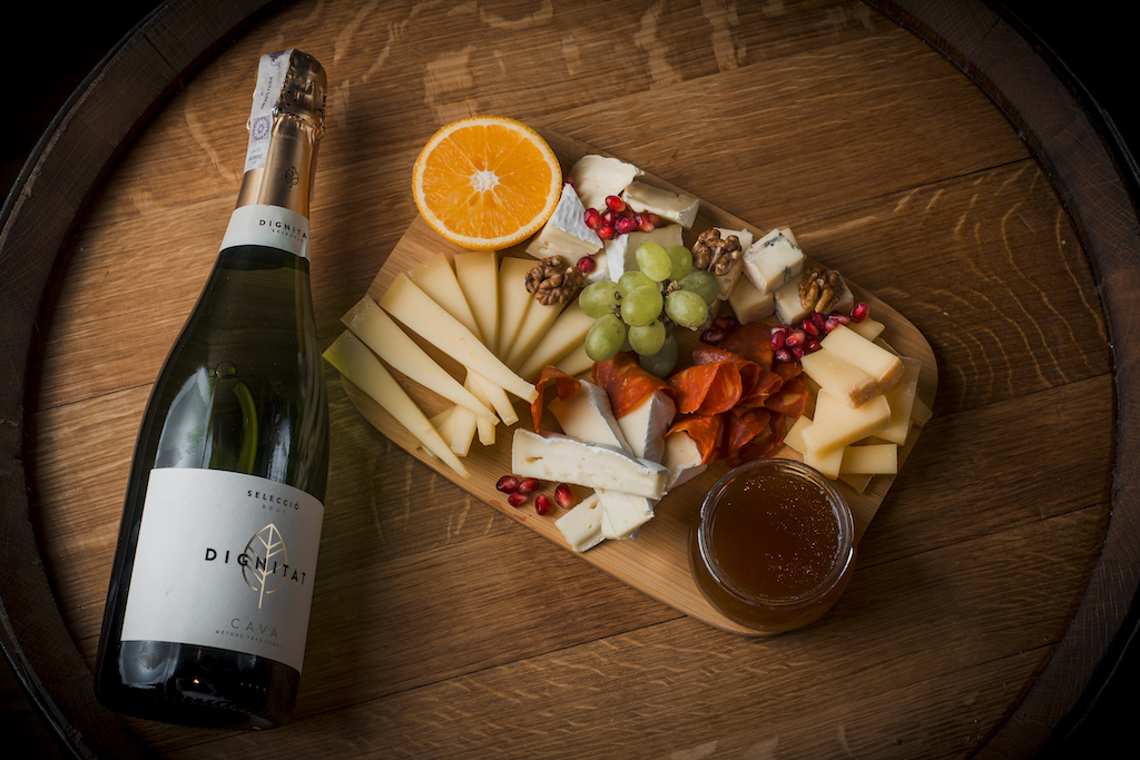 Juustulaud koos lisanditega ja šampanjaga