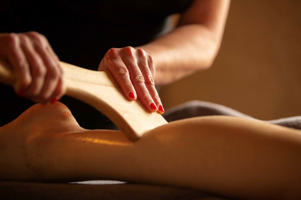 Maderoteraapia seanss m&otilde;isahotelli holistilises spaas