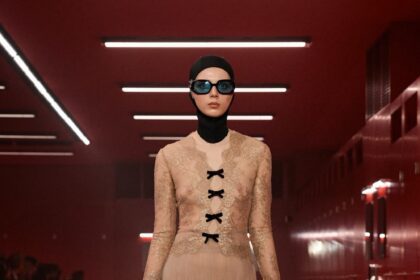 Valentino uusim näitus, mis mängib intiimsusega