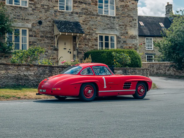 Punane Mercedes oksjonil1