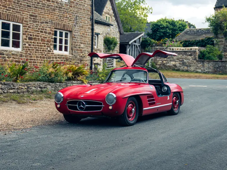 Punane Mercedes oksjonil