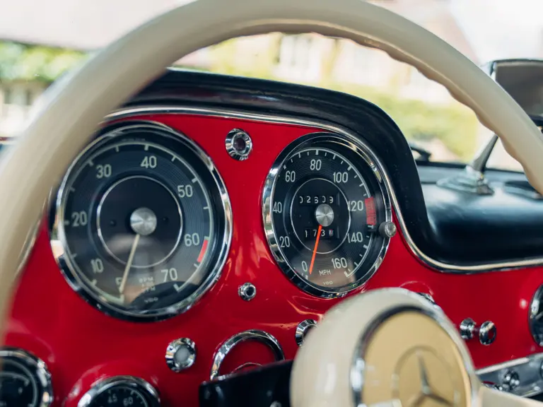 Punane Mercedes oksjonil2