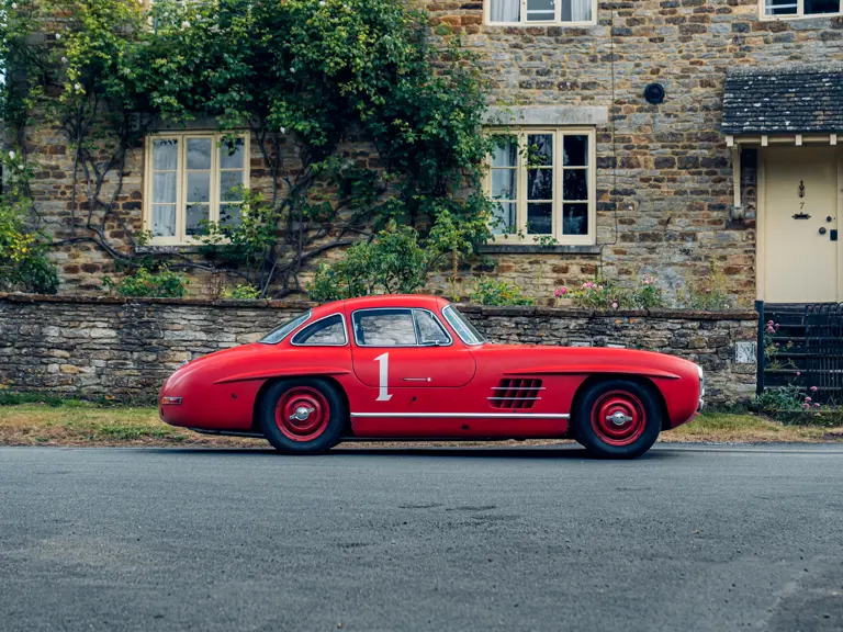 Punane Mercedes oksjonil3