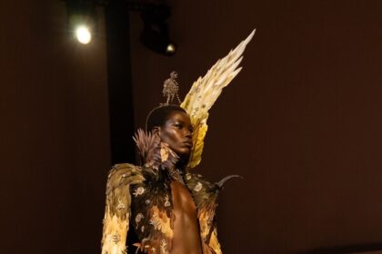 Schiaparelli Kevad 2026 Agoonia ja Ekstaas Haute Couture Nagu Elav Kunst